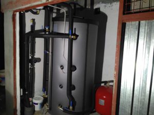 depósito de inercia con producción instantánea de agua caliente sanitaria